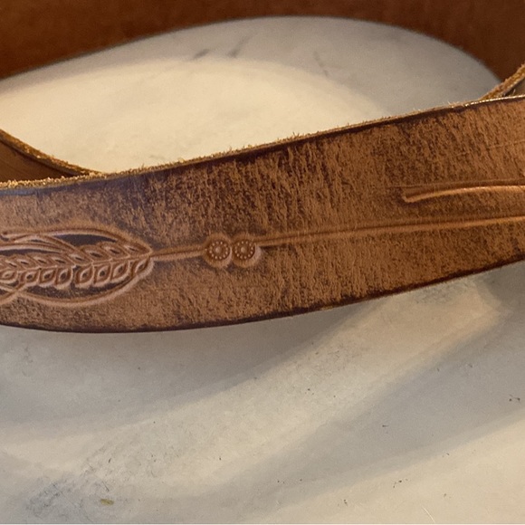 Eddie Bauer Vintage tan western engraved belt with brass buckle size Small - Picture 3 of 3